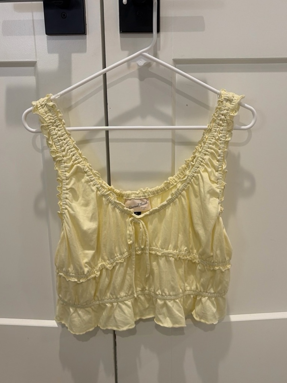Universal Thread Pale Yellow Ruffle Crop Tank - Picture 2 of 3